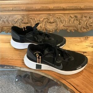 Nike Reposto’ Obsidian’ Women’s US 8.5 EUC.